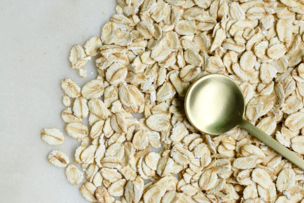 Image of a spoon and dried oats
